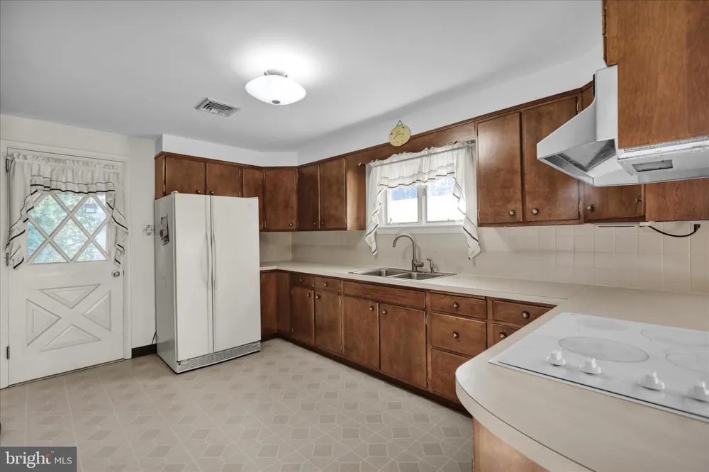 2460 HONEYSUCKLE LANE Lancaster, PA 17603