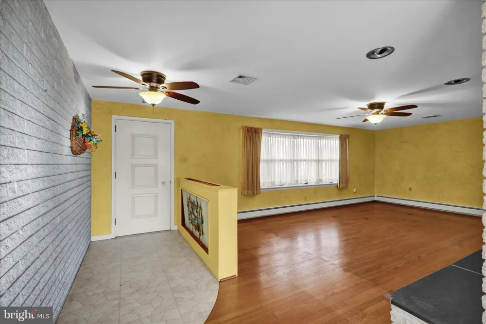 2460 HONEYSUCKLE LANE Lancaster, PA 17603