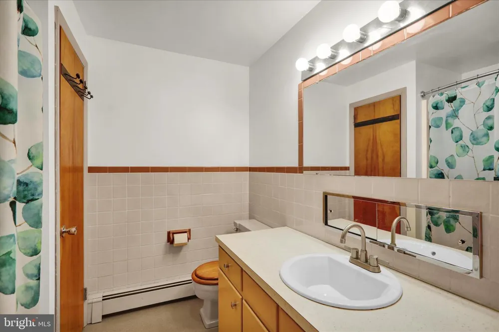 2460 HONEYSUCKLE LANE Lancaster, PA 17603