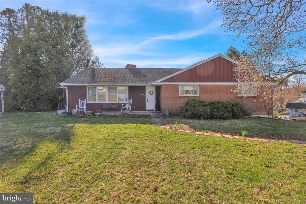 2460 HONEYSUCKLE LANE Lancaster, PA 17603