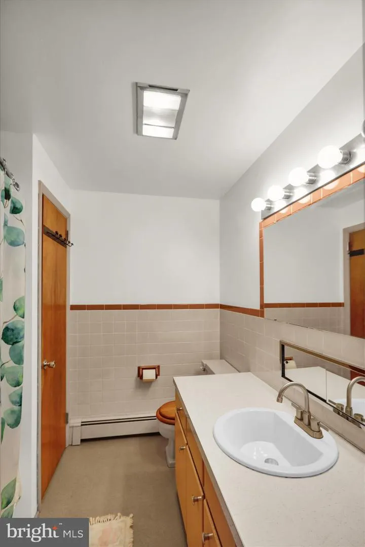 2460 HONEYSUCKLE LANE Lancaster, PA 17603