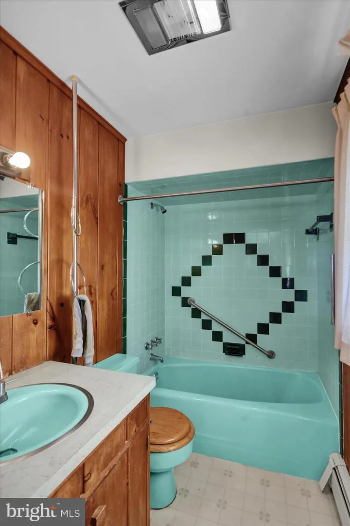 2460 HONEYSUCKLE LANE Lancaster, PA 17603