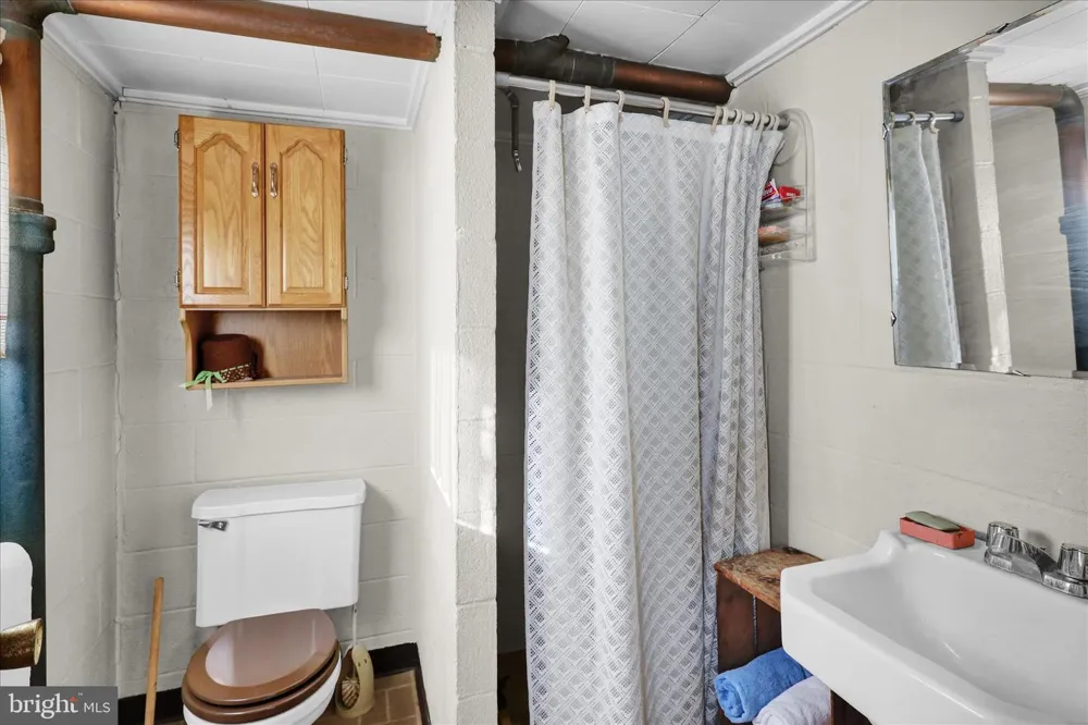 2460 HONEYSUCKLE LANE Lancaster, PA 17603