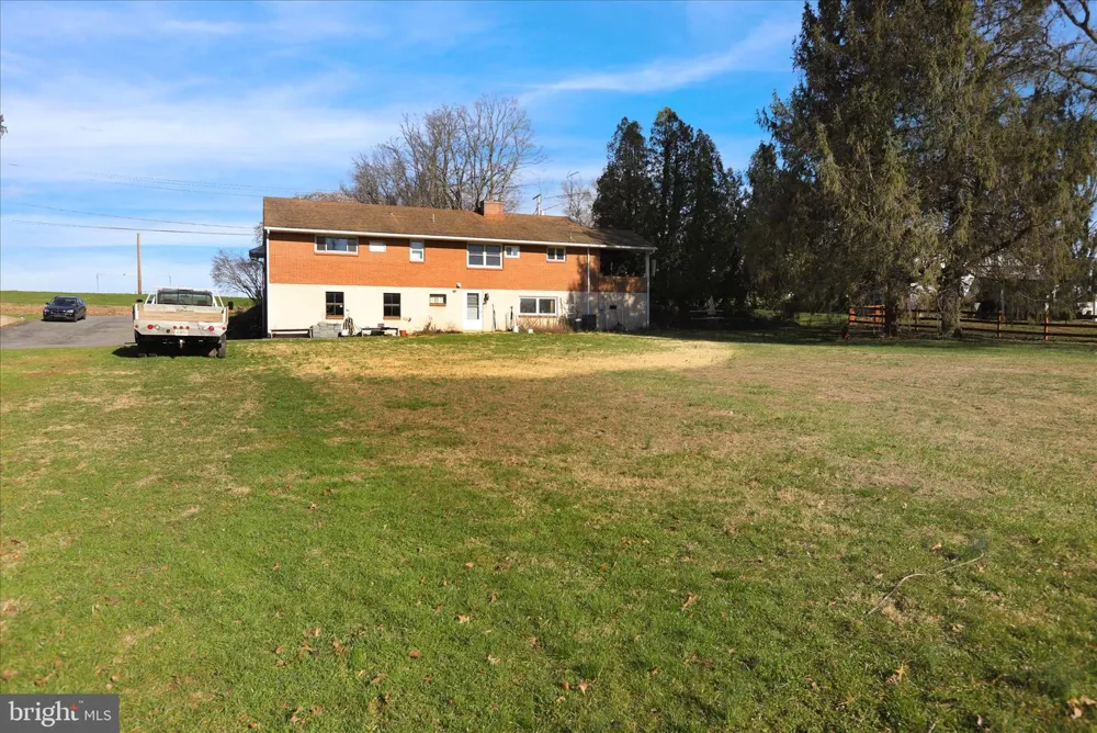 2460 HONEYSUCKLE LANE Lancaster, PA 17603
