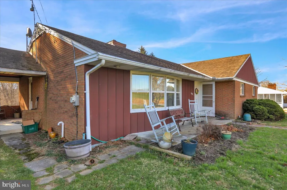 2460 HONEYSUCKLE LANE Lancaster, PA 17603
