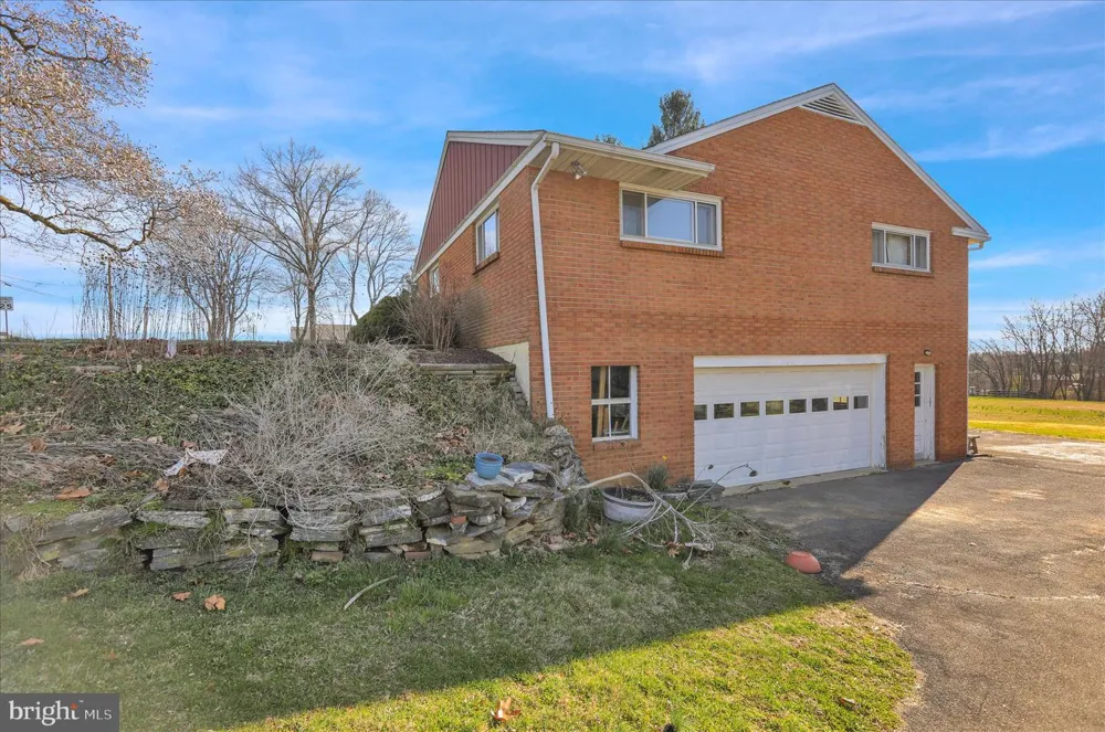 2460 HONEYSUCKLE LANE Lancaster, PA 17603