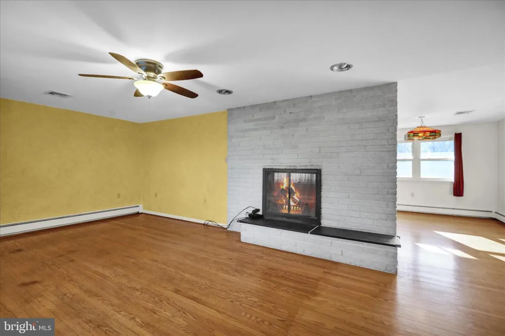 2460 HONEYSUCKLE LANE Lancaster, PA 17603