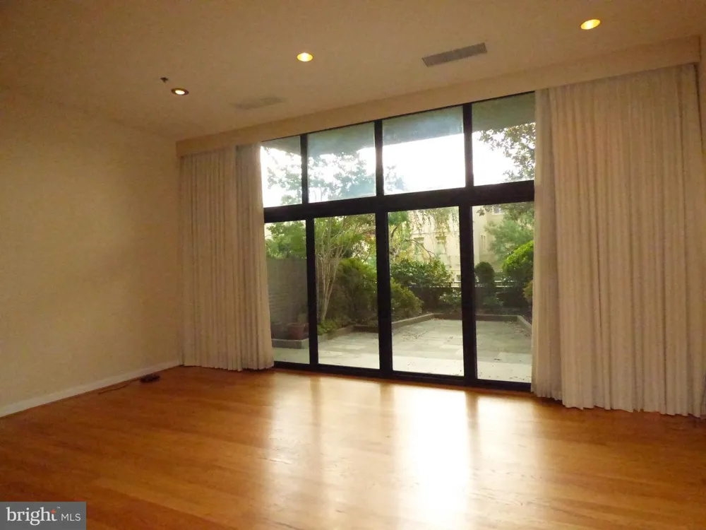 1401 OAK STREET #G-4 Arlington, VA 22209
