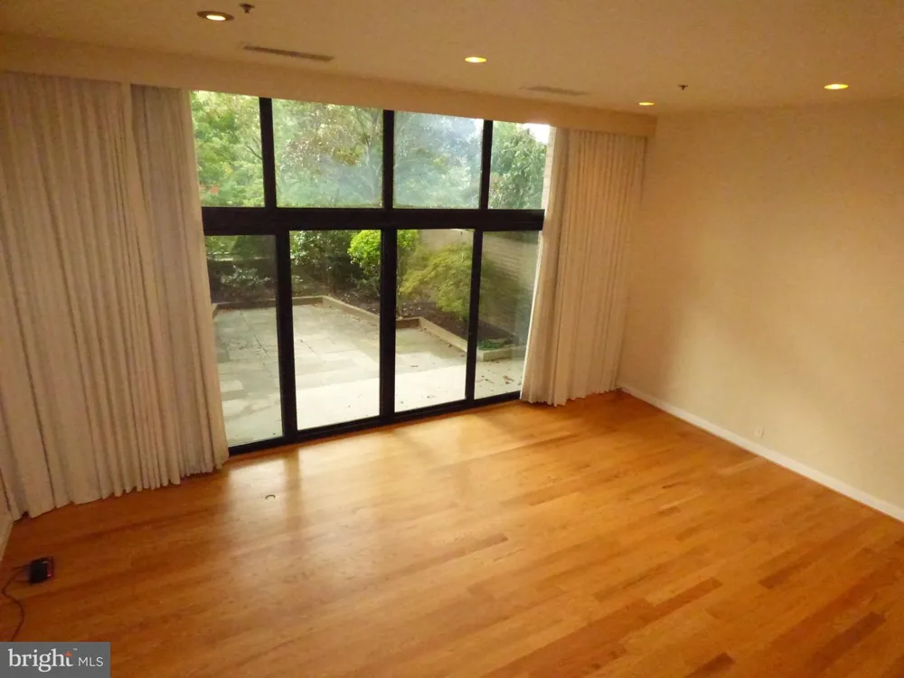 1401 OAK STREET #G-4 Arlington, VA 22209