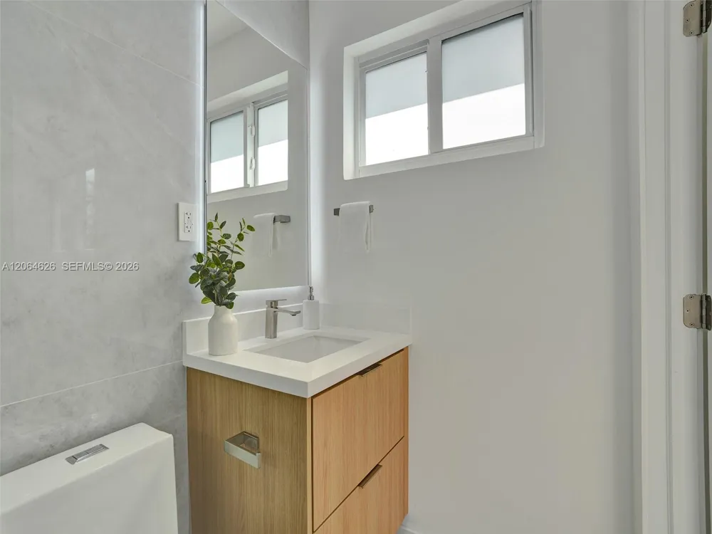 2380 NE 184th Ter North Miami Beach, FL 33160