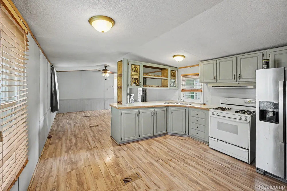 10018 Hutchinson Dr Springfield Charter Township, MI 48350
