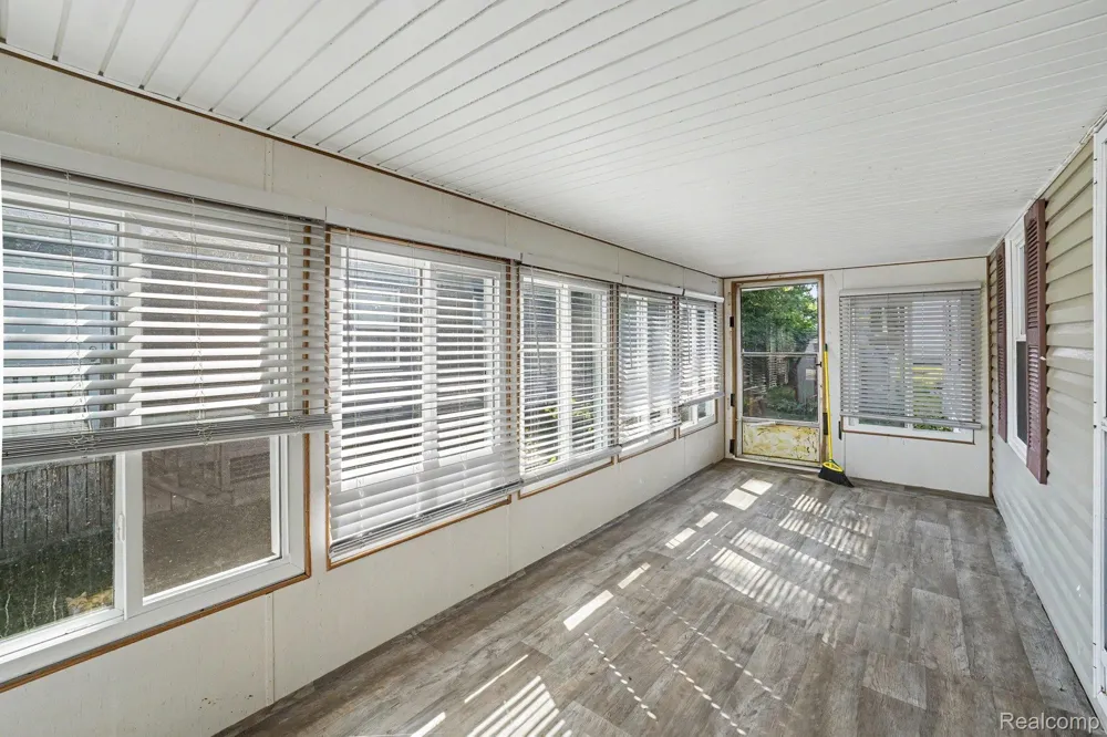 10018 Hutchinson Dr Springfield Charter Township, MI 48350