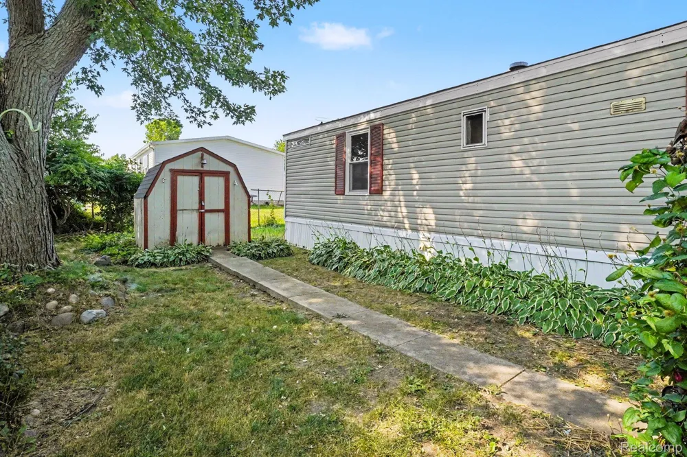 10018 Hutchinson Dr Springfield Charter Township, MI 48350