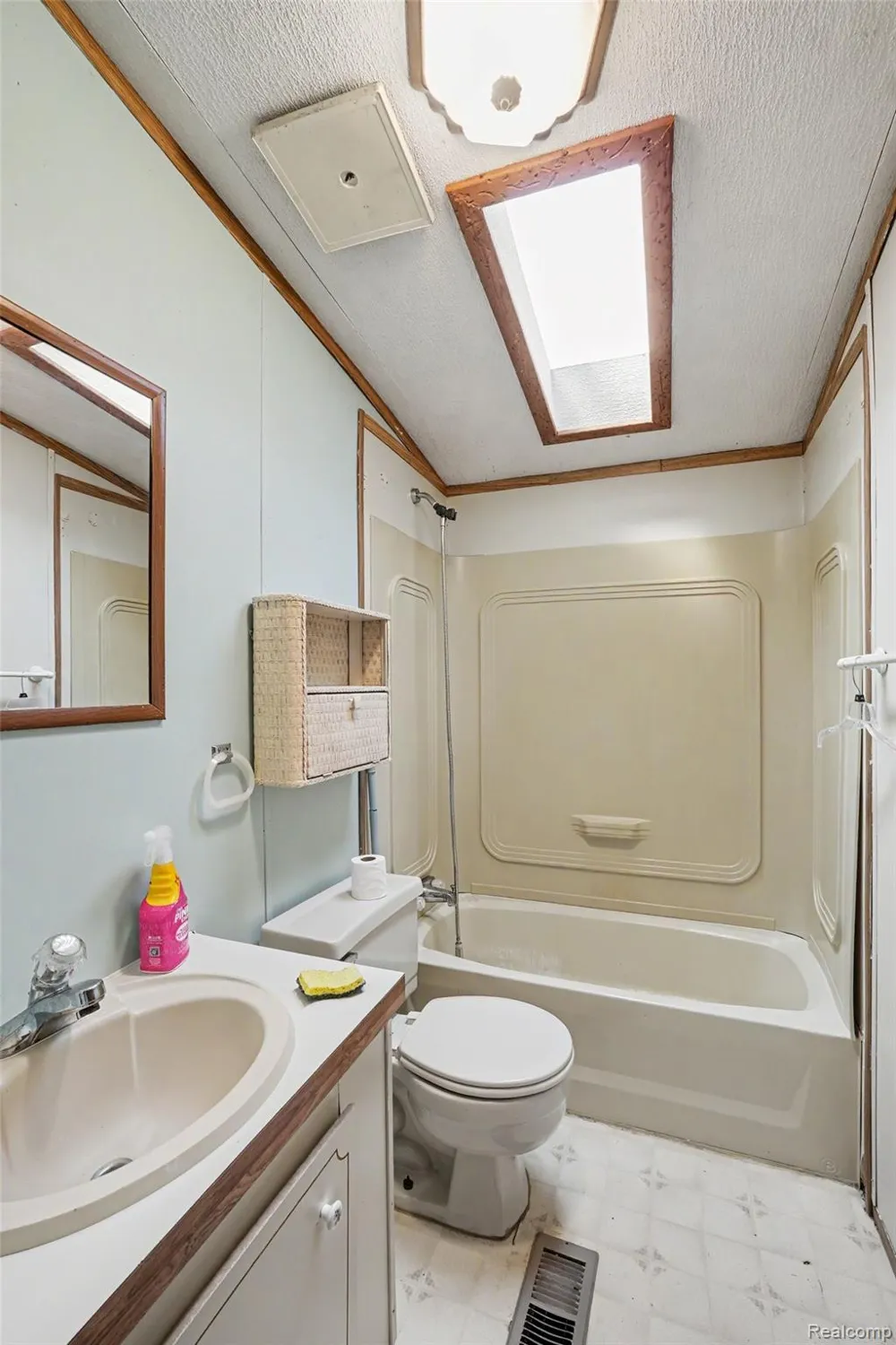 10018 Hutchinson Dr Springfield Charter Township, MI 48350