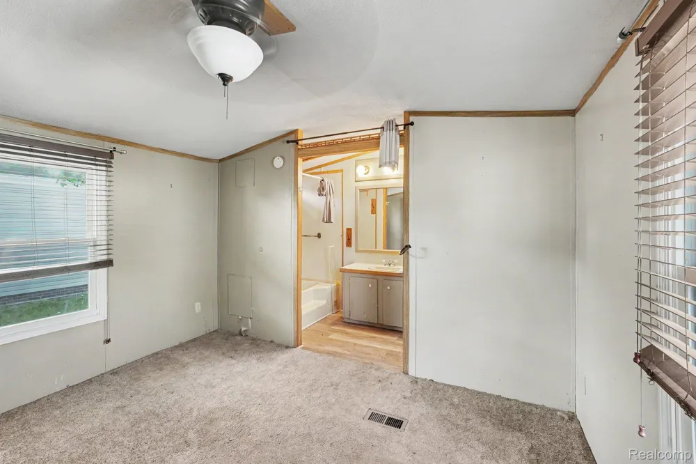 10018 Hutchinson Dr Springfield Charter Township, MI 48350