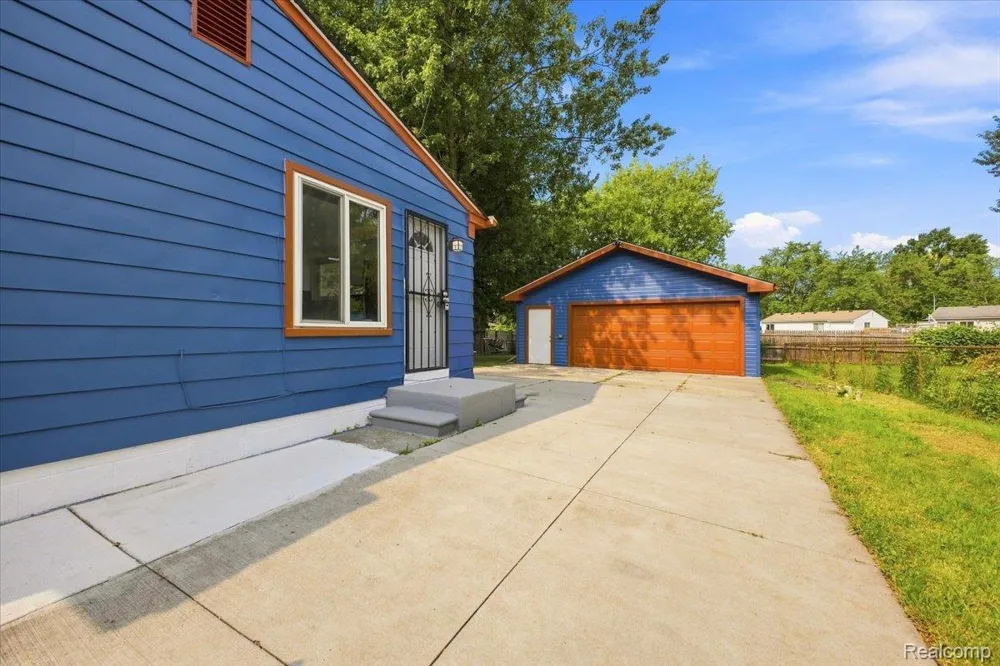 15432 Orchard Street Romulus City, MI 48174