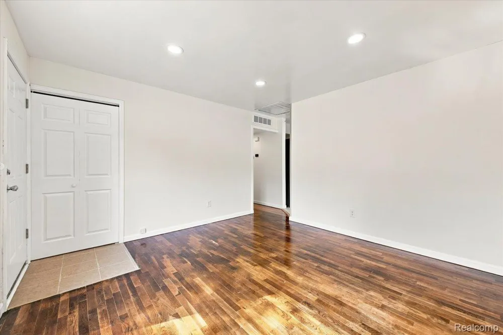 15432 Orchard Street Romulus City, MI 48174