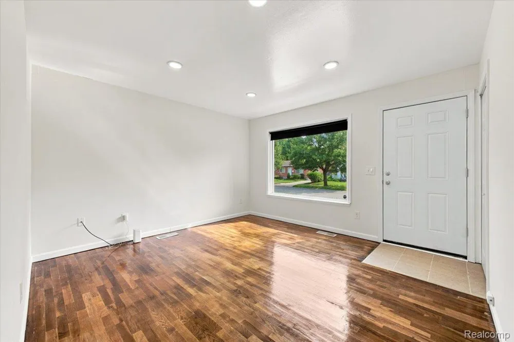 15432 Orchard Street Romulus City, MI 48174