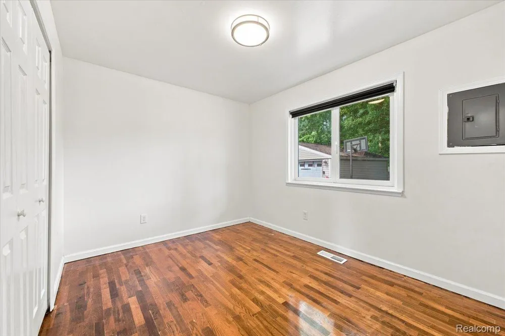 15432 Orchard Street Romulus City, MI 48174