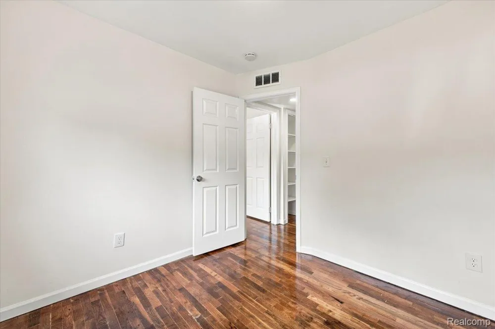 15432 Orchard Street Romulus City, MI 48174