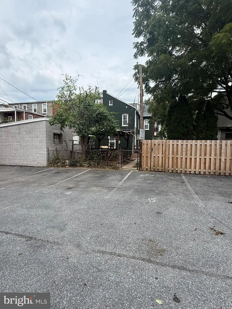 128 E JAMES STREET Lancaster, PA 17602