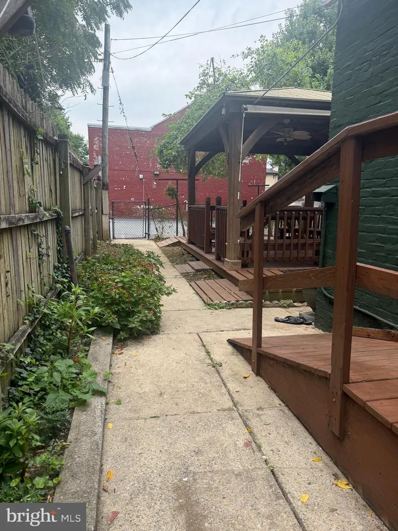 128 E JAMES STREET Lancaster, PA 17602