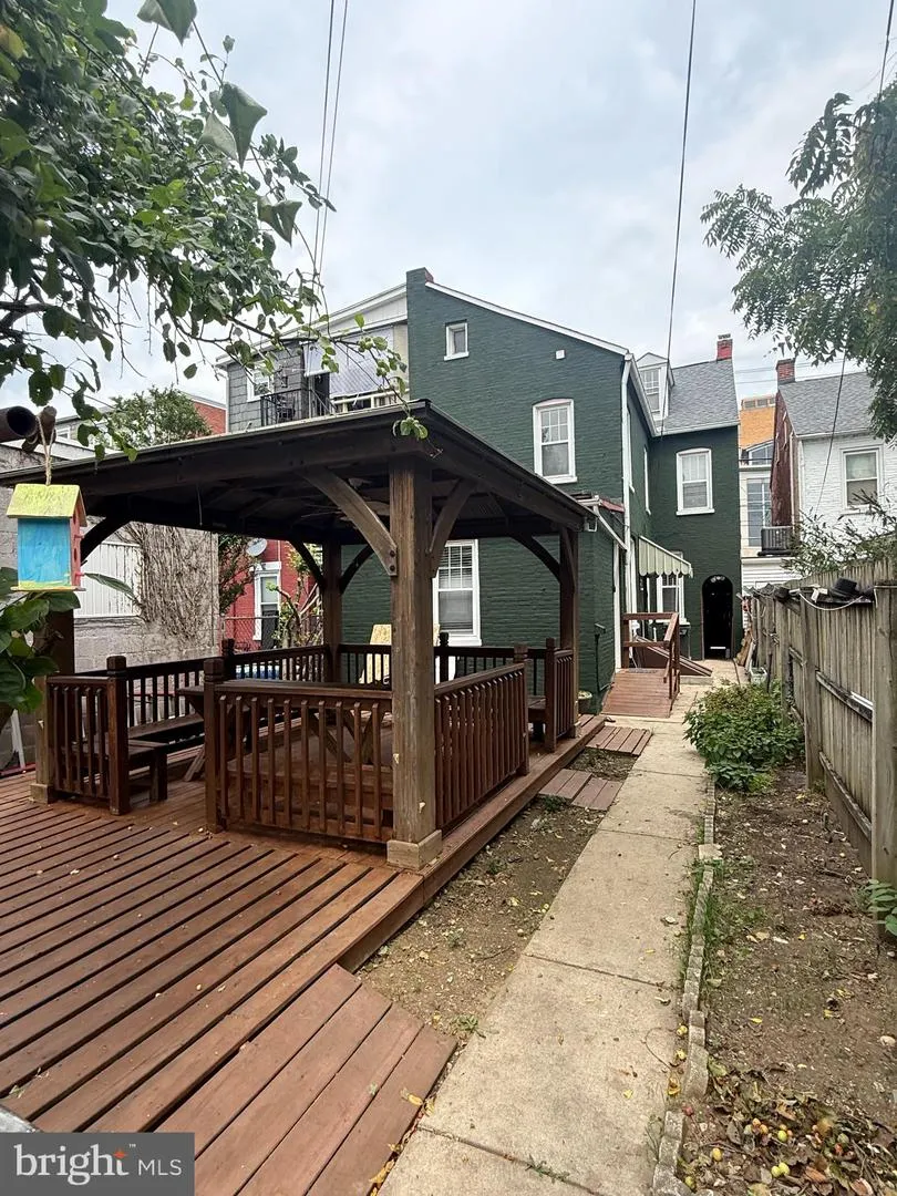 128 E JAMES STREET Lancaster, PA 17602