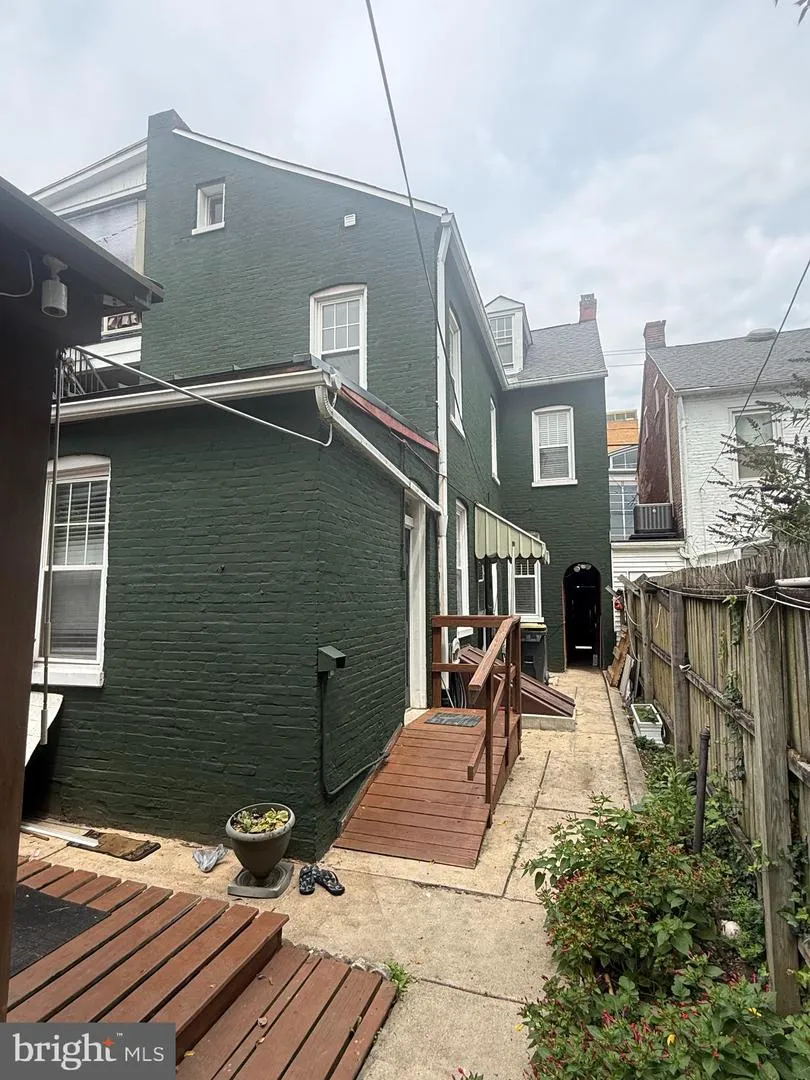 128 E JAMES STREET Lancaster, PA 17602