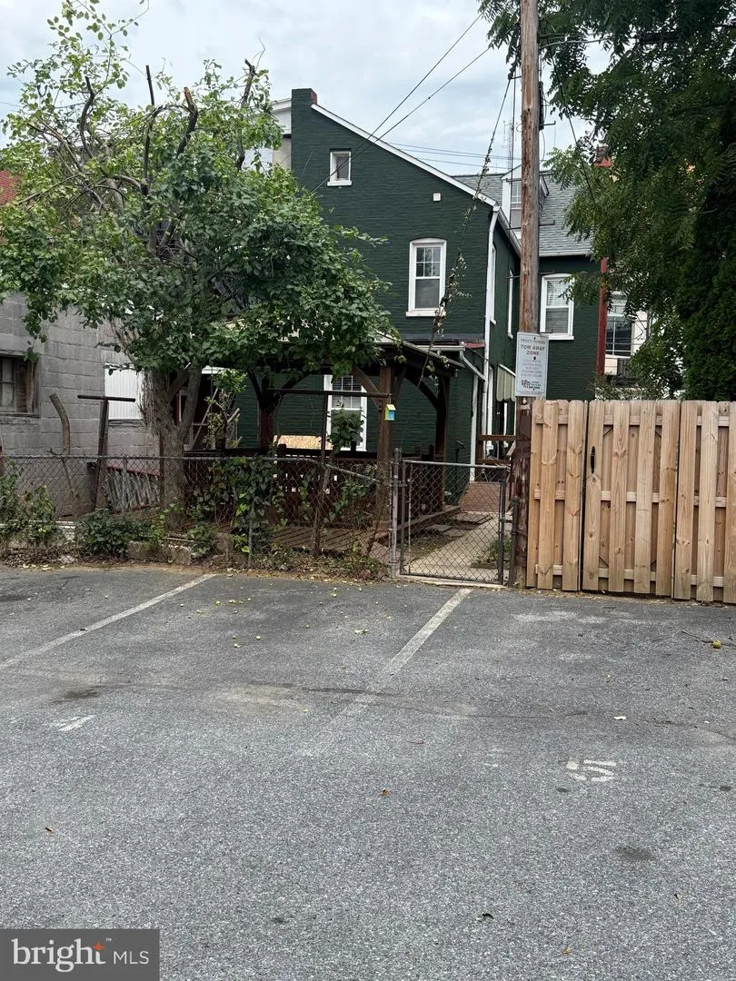 128 E JAMES STREET Lancaster, PA 17602