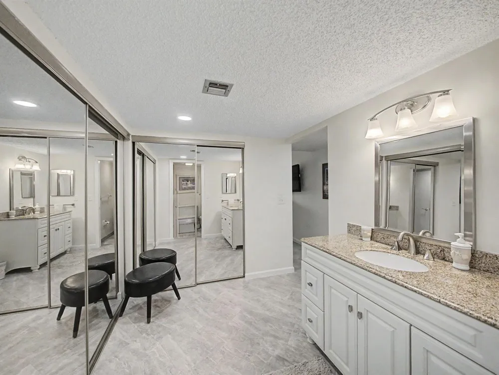 5132 SE CLUB WAY #202 Stuart, FL 34997