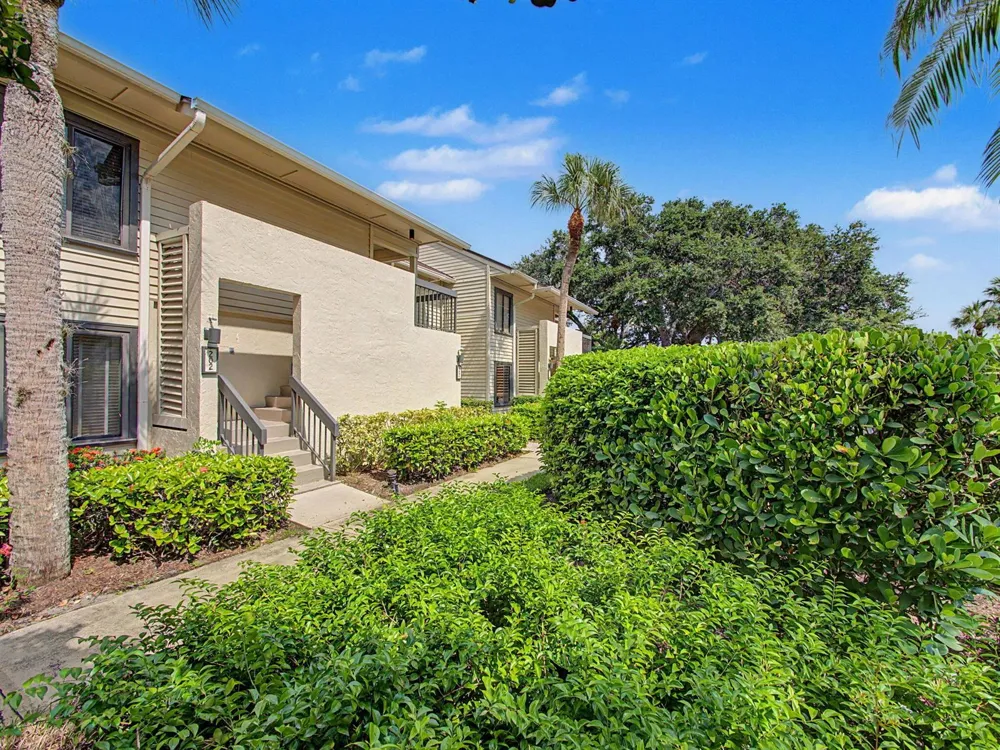 5132 SE CLUB WAY #202 Stuart, FL 34997