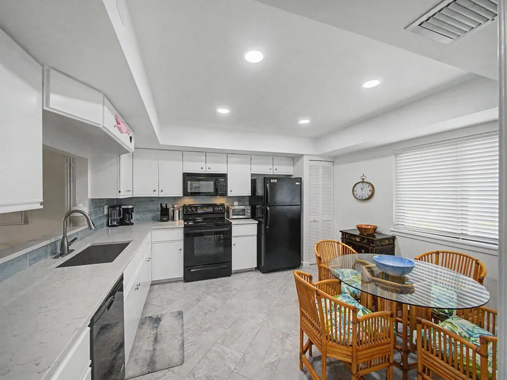 5132 SE CLUB WAY #202 Stuart, FL 34997