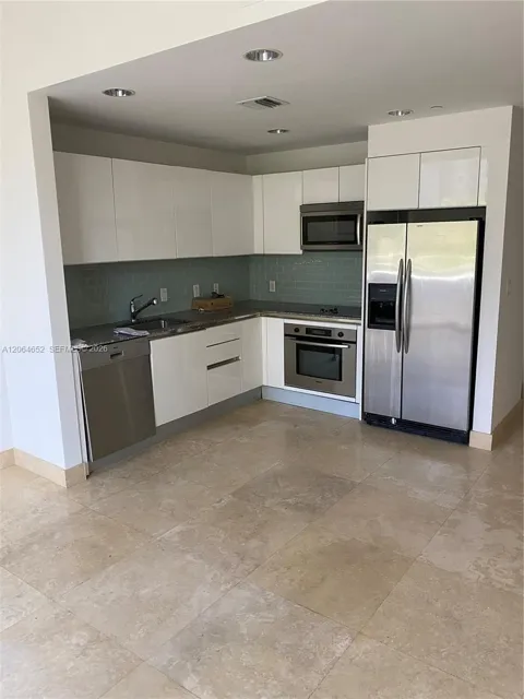 1050 Brickell Ave #220