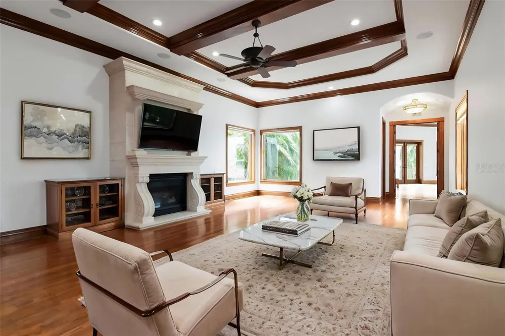 5211 W NEPTUNE WAY Tampa, FL 33609