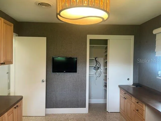2253 VALENCIA DRIVE Sarasota, FL 34239