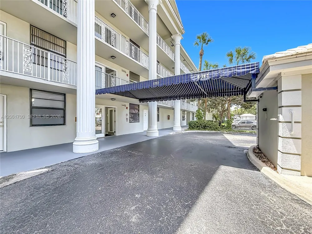 1713 Whitehall Dr #404 Davie, FL 33324