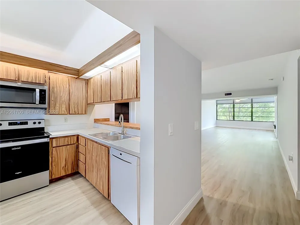 1713 Whitehall Dr #404 Davie, FL 33324