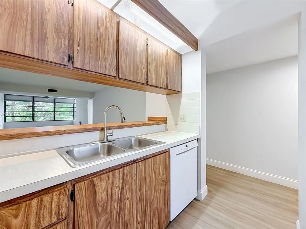 1713 Whitehall Dr #404 Davie, FL 33324