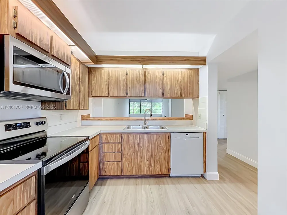 1713 Whitehall Dr #404 Davie, FL 33324