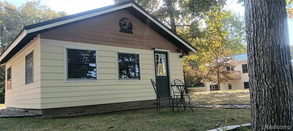 58670 River Heights Drive Three Rivers City, MI 49093