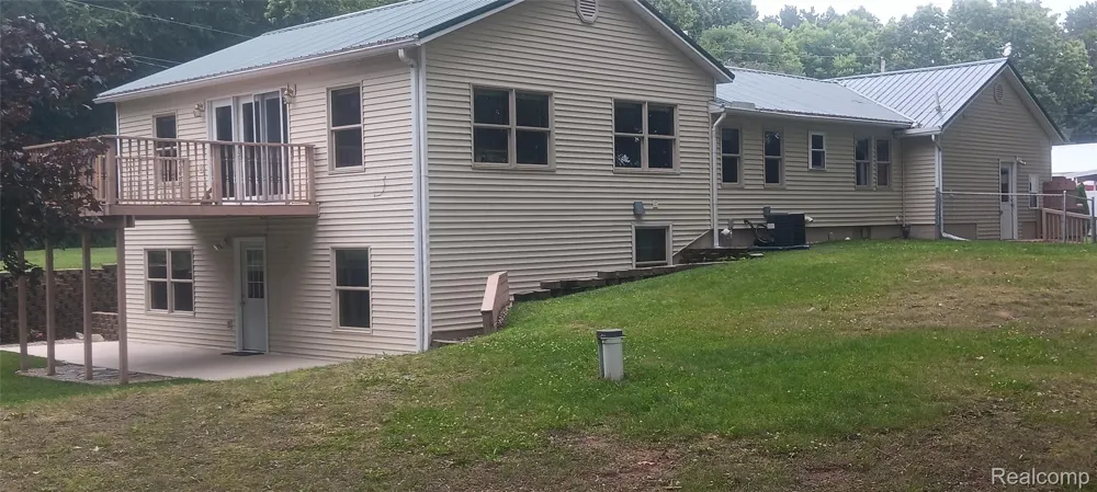 58670 River Heights Drive Three Rivers City, MI 49093