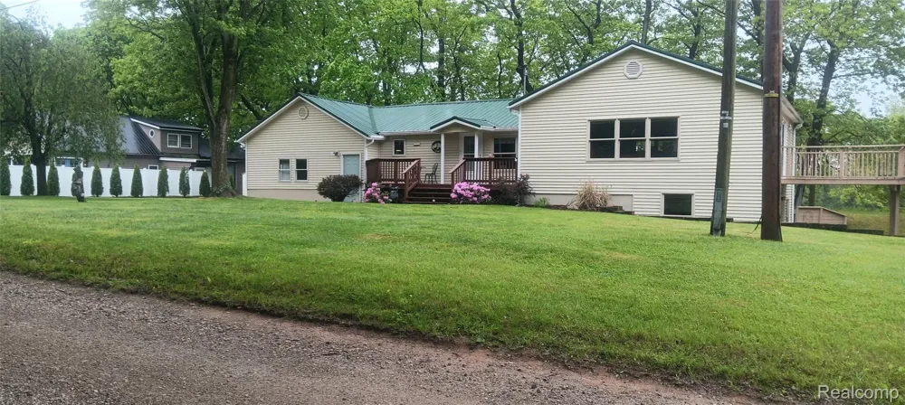 58670 River Heights Drive Three Rivers City, MI 49093