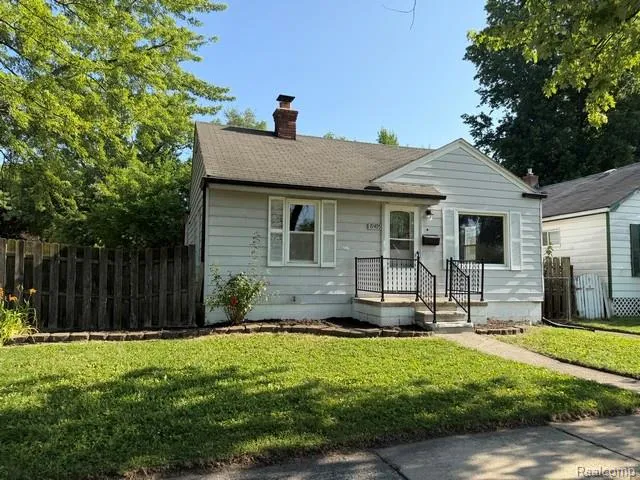 19405 Meier Street Roseville City, MI 48066