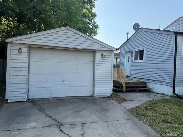 19405 Meier Street Roseville City, MI 48066