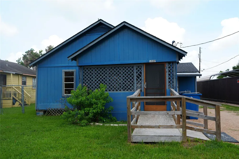 1337 3rd St Hempstead, TX 77445