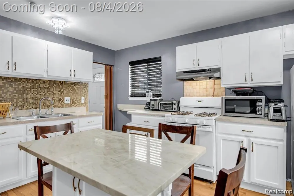 7518 Hazelton Street Dearborn Heights City, MI 48127