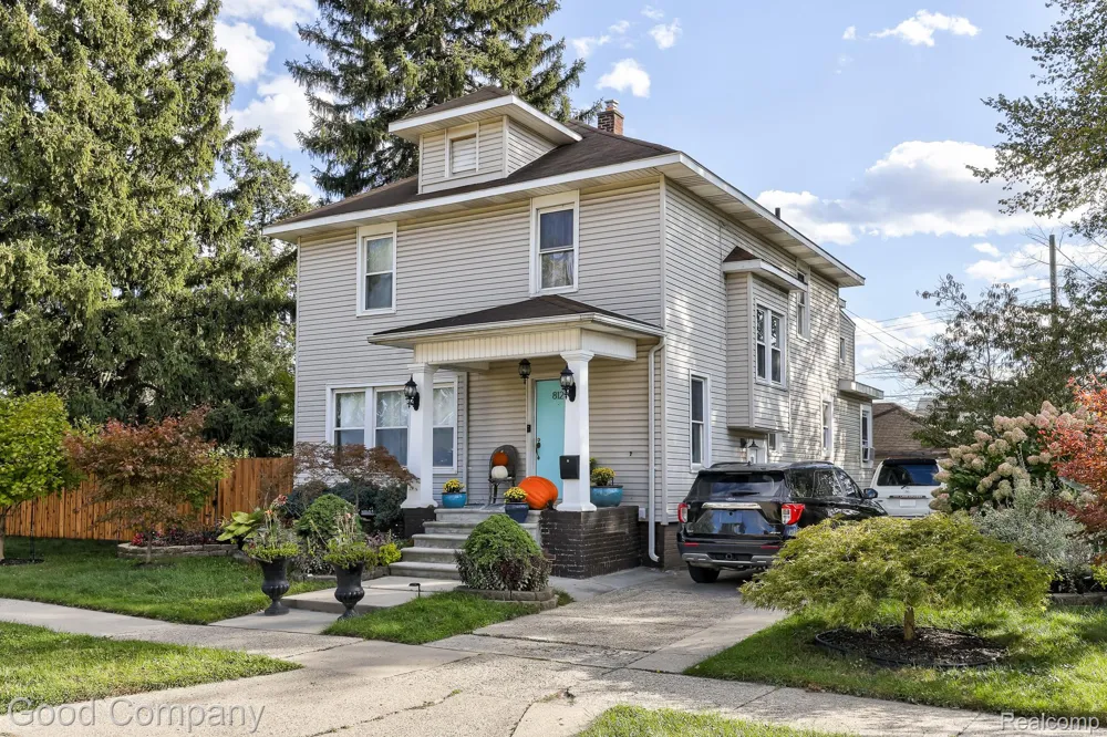 812 E George Avenue Hazel Park City, MI 48030