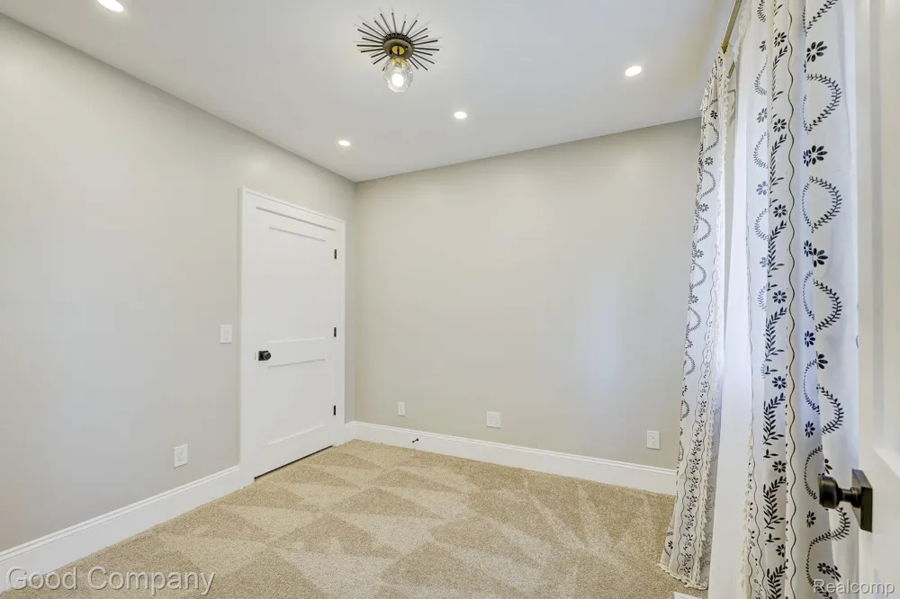812 E George Avenue Hazel Park City, MI 48030