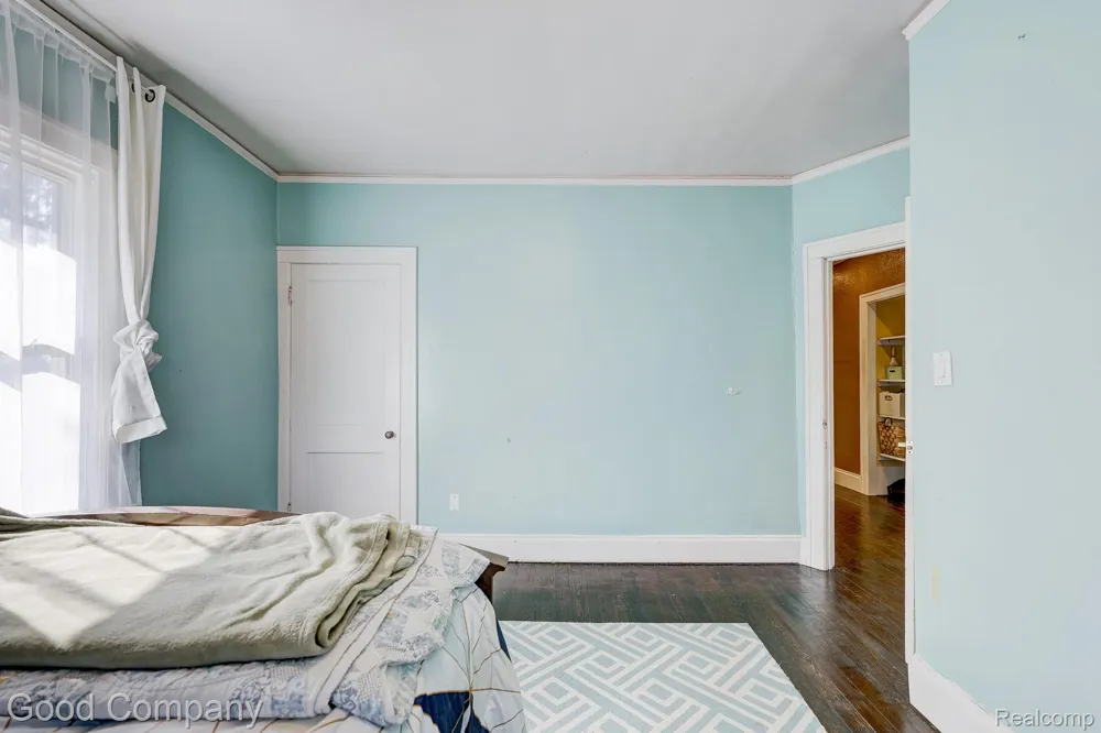 812 E George Avenue Hazel Park City, MI 48030