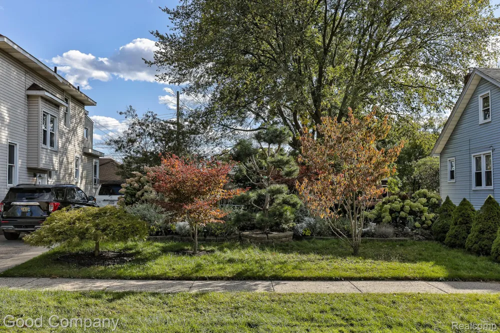812 E George Avenue Hazel Park City, MI 48030